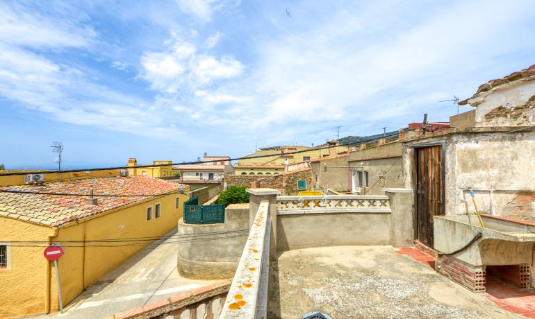 Descubre la tranquilidad en Palau Saverdera con esta finca con terraza y bonitas vistas.