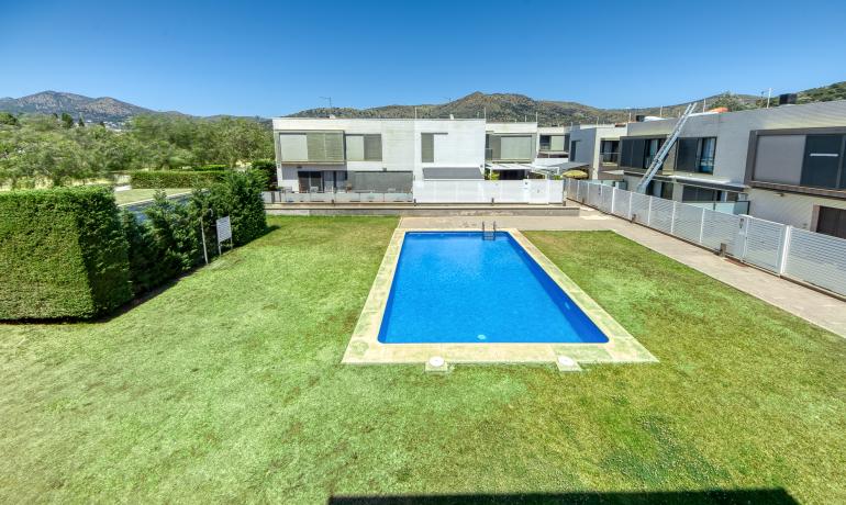 Bonita y moderna casa cerca del centro, con piscina y garaje