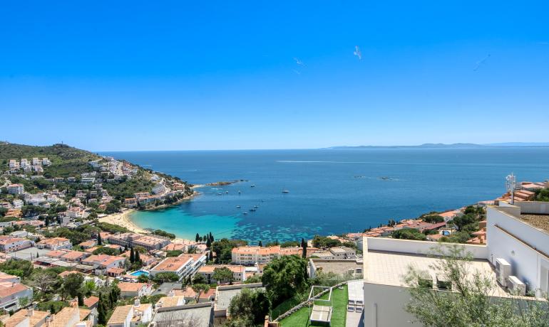 Encantadora Casa Adosada con Vistas al Mar y Piscina Comunitaria en Canyelles