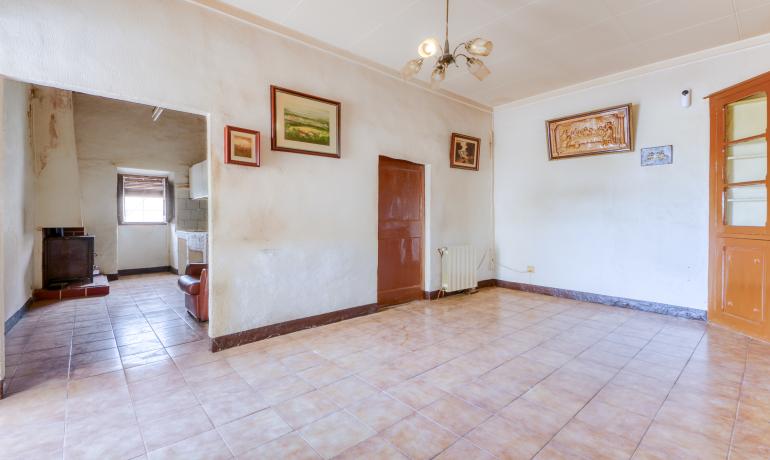 Descubre la tranquilidad en Palau Saverdera con esta finca con terraza y bonitas vistas.