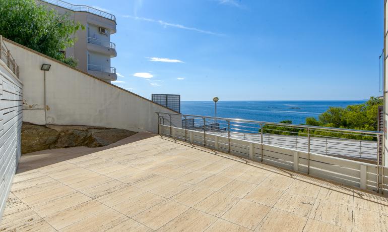 Außergewöhnlich in Roses. Hochwertige Wohnung direkt am Meer in Canyelles