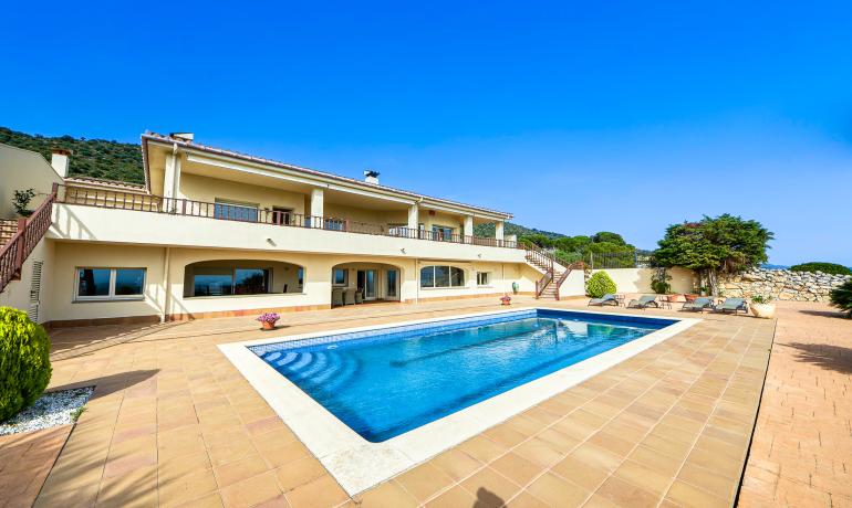 Villa de lujo exclusiva con vistas panorámicas de 180 grados desde la Bahía de Rosas hasta los Pirineos: una joya escondida en el Alt Empordà.